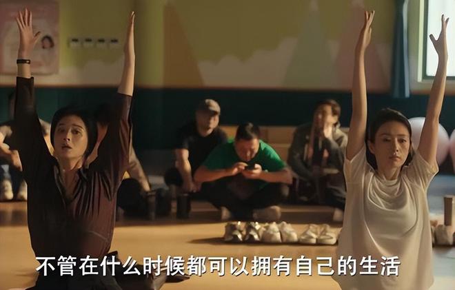 侯岩松的演技蒋欣的脸蛋童瑶的衣品必一运动央视《四喜》出圈理由:(图19) 侯岩松的演技蒋欣的脸蛋童瑶的衣品必一运动央视《四喜》出圈理由:(图19)