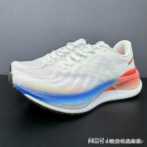 p10：从国际标杆到国货之光这样选不踩坑b体育·网站2025年年度缓震跑鞋To(图1)