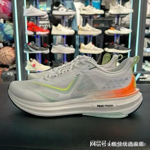 p10：从国际标杆到国货之光这样选不踩坑b体育·网站2025年年度缓震跑鞋To(图5)