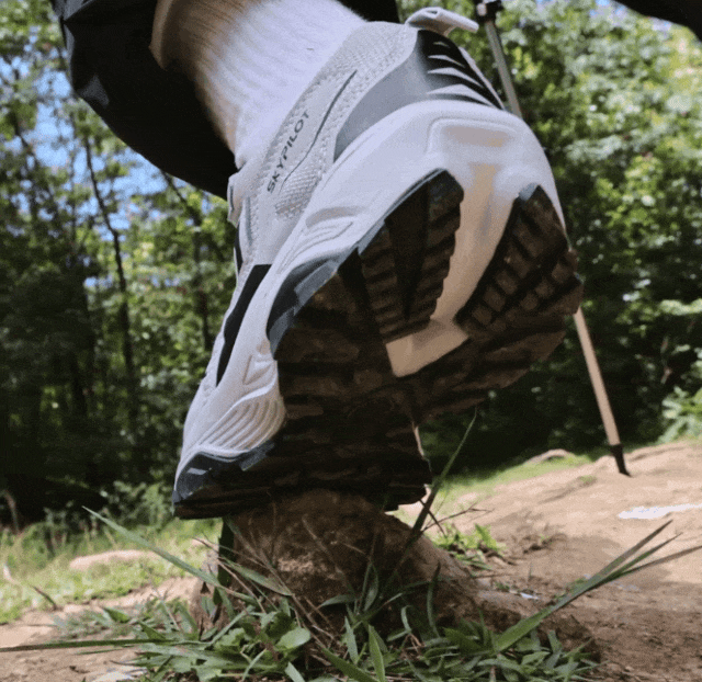 轻人:不一定爬山但是爱穿山地鞋?必一体育运动app松弛到底的年(图2) 轻人:不一定爬山但是爱穿山地鞋?必一体育运动app松弛到底的年(图2)