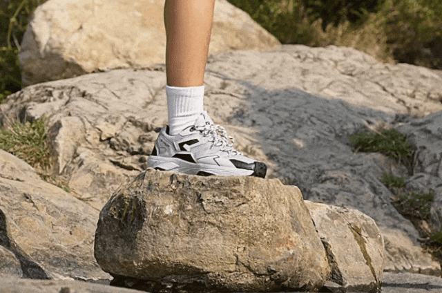 轻人:不一定爬山但是爱穿山地鞋?必一体育运动app松弛到底的年(图7) 轻人:不一定爬山但是爱穿山地鞋?必一体育运动app松弛到底的年(图7)